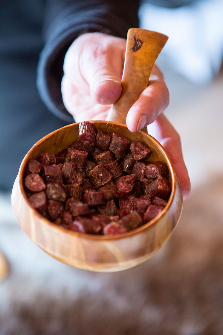 Zu den Spezialitäten gehört beispielsweise geräuchertes Fleisch aus Elch oder Rentier.