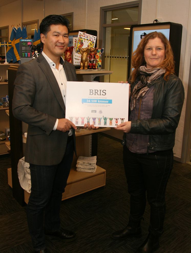 BRIS tar emot välgörenhetscheck
