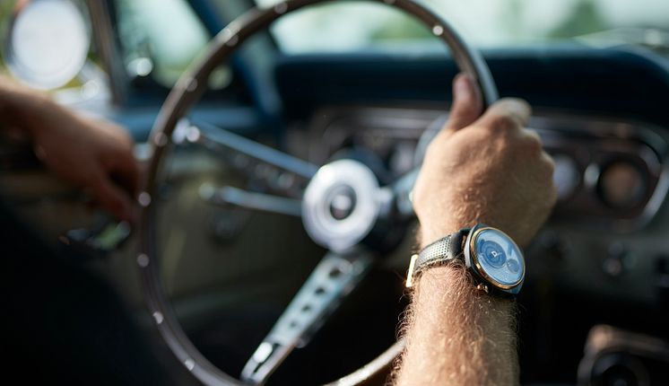 Klockan tillverkas av delar från en gamla Ford Mustang.