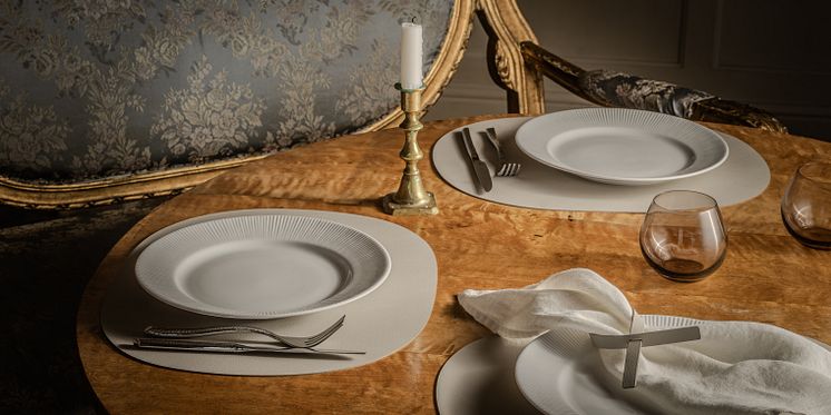 Fyrklövern Dine bordstablett Ouster White, Nordic Dawn Glimt tallrikar