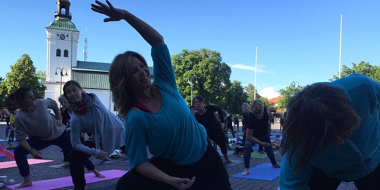 Över 100 yogis spred glädje i Varberg under Internationella Yogadagen.