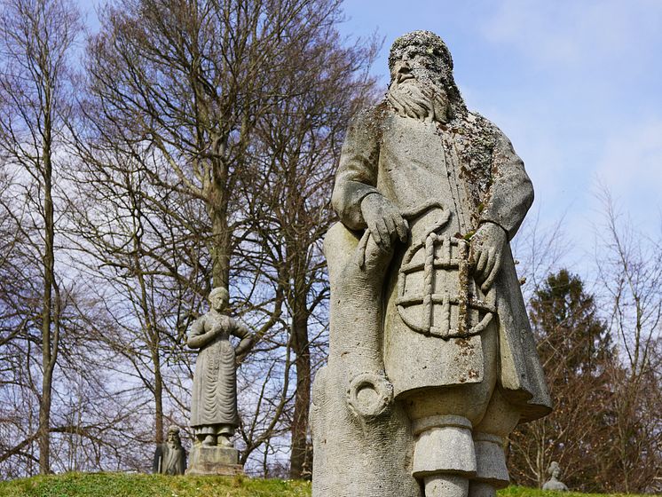 Mann fra Voss med truger. Statue i Nordmandsdalen.