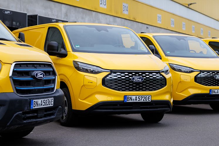 Bis Ende 2025 liefert Ford Pro 2.400 vollelektrische Ford E-Transit und E-Transit Custom an die Deutsche Post und DHL.