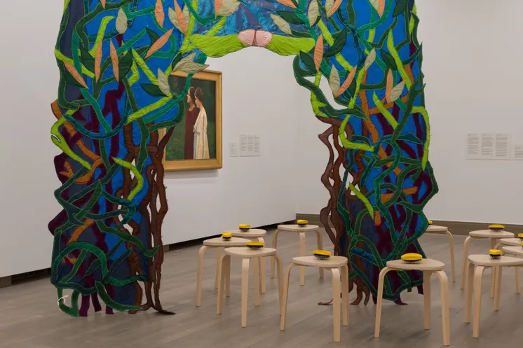 Göökte såafosne
To i en have
Two in a Garden
2021
Skrovre, moere, stehkieh, tjåhkomh.
Stuhtje Trondheim Kunstmuseumen våarhko