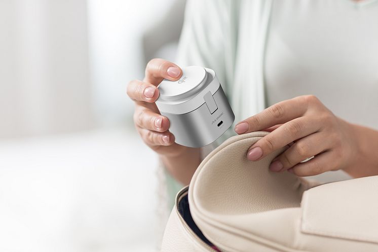 Alogic_Qi2_PowerPod_4In1_White_Wireless_Charger_TravelFriendlyWomanHandbag_Image.jpg