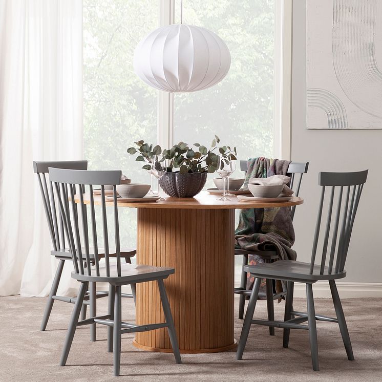 Bistro matbord ek granhult pinnstol grå miljö 2023