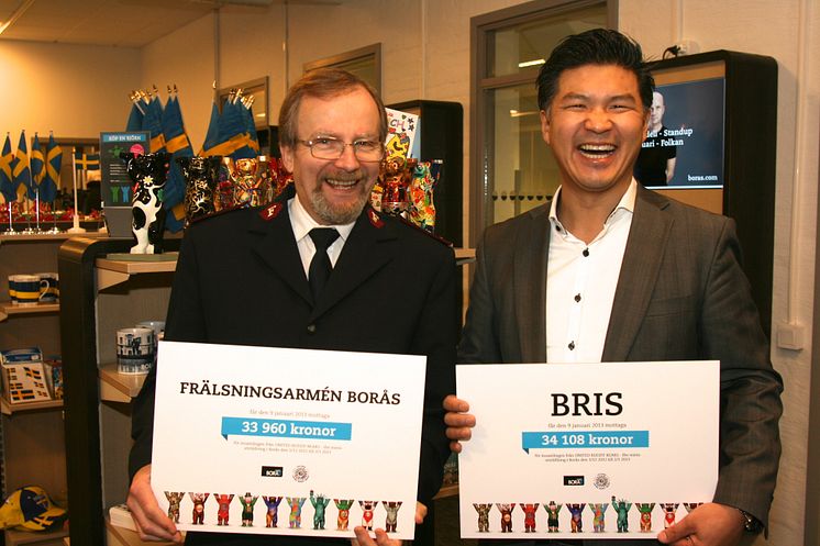 BRIS och Frälsningarmén i Borås tar emot välgörenhetscheckar