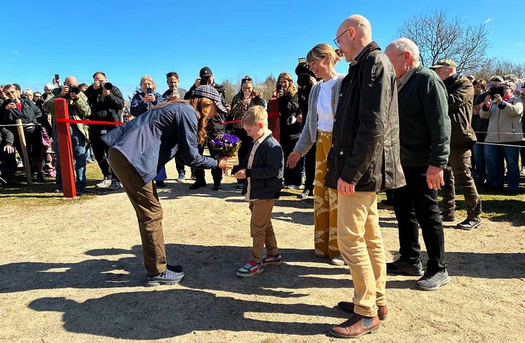 H.M. Dronning Mary fik en fin buket af Niels Moes' barnebarn Vester, Foto, Naturstyrelsen, 2025.jpg