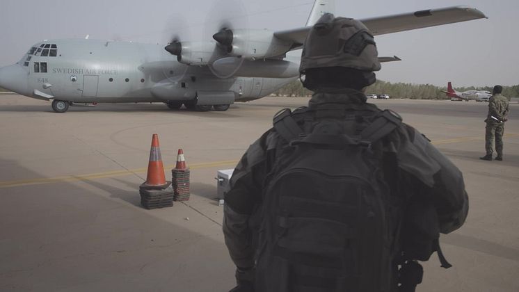 Försvarsmakten evakuerar civila från krigets Sudan