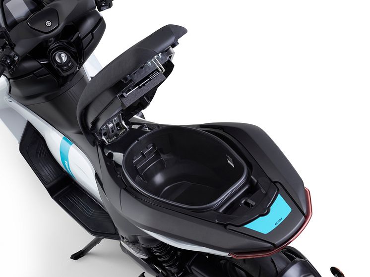 2022031702_012xx_E01_feature_seat_4000