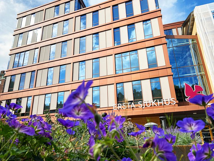 Ersta sjukhus entré med blommor