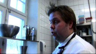 Andreas Hedlund lagar färskpotatis