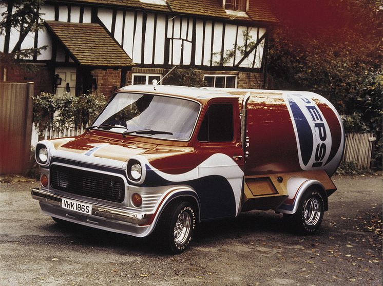 Dieser Transit mit einer 1,5 Meter hohen Softdrink-Dose entstand 1977. Die Ausstattung mit verspiegelter Cocktail-Bar, Luxuss