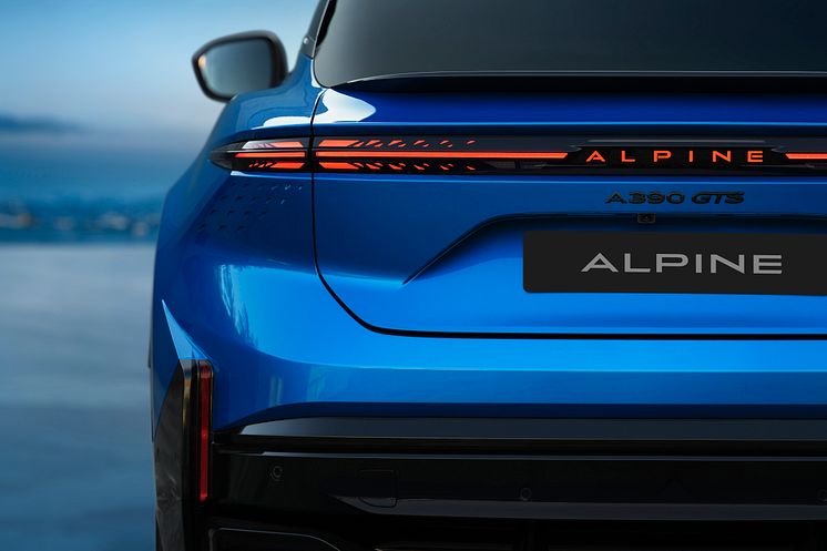 38_LOT2_CLOSEUP_EXTERIEURS_Ext_AlpineBleuVision_GTSBS1_Feuxarrie╠Çreslongshutterspeed.jpg
