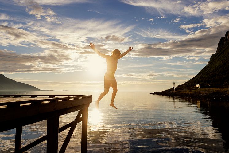 Midnight sun bath - Photo - Visit Norway - Marius Fiskum 
