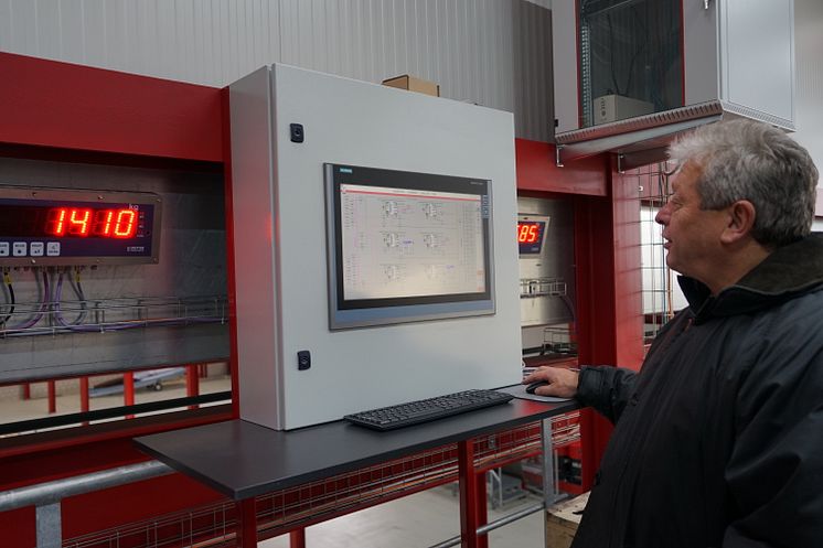 Fredi Brack ansvarar för Midlands produktion i Schweiz. För den nya fabriken valde han en produktionsmetod som använder lägre energiåtgång.