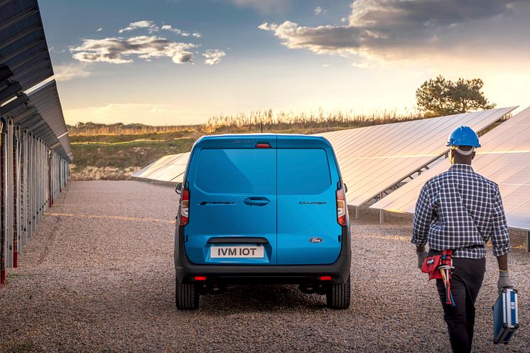 2023_FORD_E-TRANSIT_COURIER_03.jpg