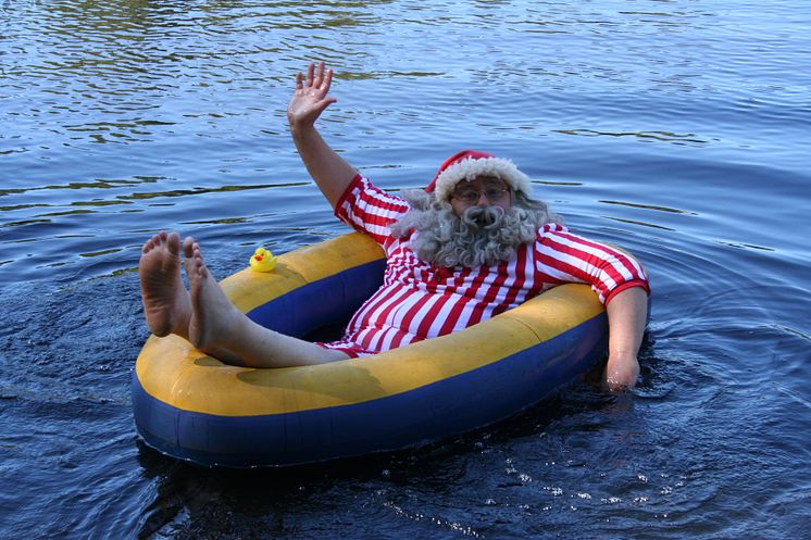 Tomten passar på att ta ett dopp