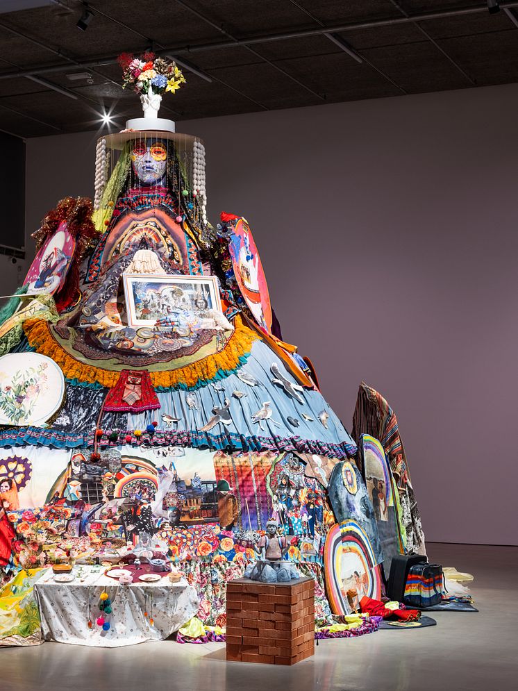 Valeria Montti Colque, installationsvy Cosmonación – Modersberget, Bonniers Konsthall, 2025