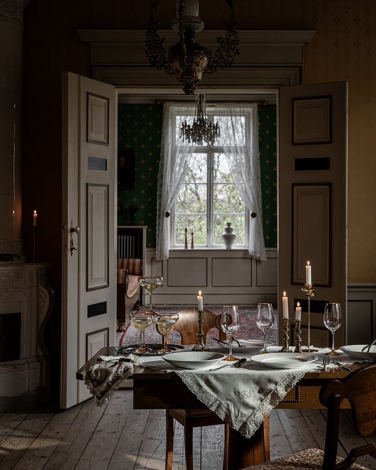 Fyrklövern Nordic Dawn Glimt dukning