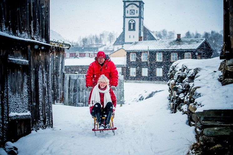 Røros - Couple at kick sledge at Røros-Thomas Rasmus Skaug - VisitNorway.com