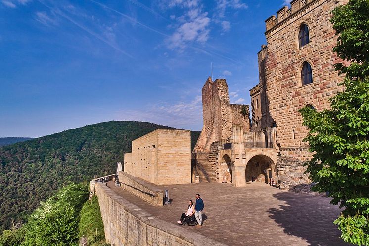 Neustadt an der Weinstraße_Neustadt_an_der_Weinstraße_Paar_mit_Rollstuhl_besucht_Hambacher_Schloss,_Deutsche_Weinstraße