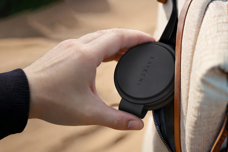 Satechi OntheGo 2-in-1 Wireless Charger 06.png