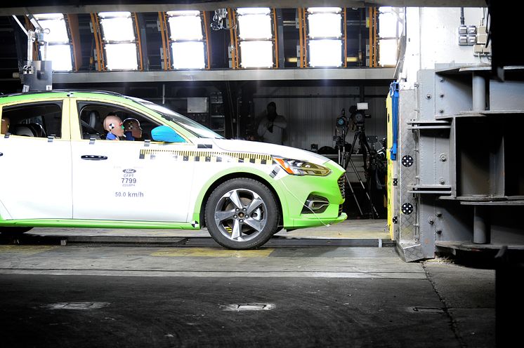 Schlittentestanlage im Ford Crash-Labor
