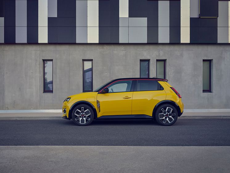 Renault 5 E-Tech electric - iconic cinq version - Pop Yellow! (16).jpg