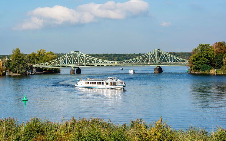 Schiff-der-Weissen-Flotte-vor-Glienicker-Bruecke_Steffen-Lehmann_TMB-Tourismus-Marketing-Brandenburg-GmbH.jpeg