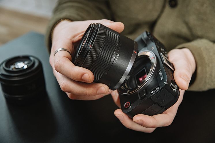 Canon RFS14-30mmF4-6_3ISSTMPZ_Ambient_Rick_Attaching_Lens_3155.jpg