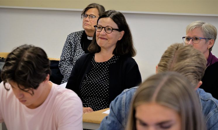 Anna Ekström deltar på lektion i religion.