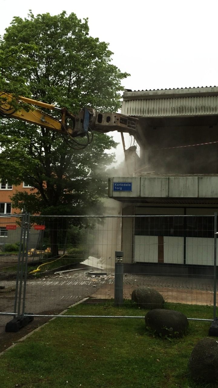 Gammalt hus rivs på Kortedala Torg och ger plats till nytt flerbostadshus