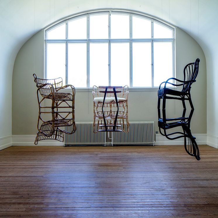 Meta Isæus-Berlin, Den Arkadiska Spegeln. Installation, trä, textil, stål, 2019