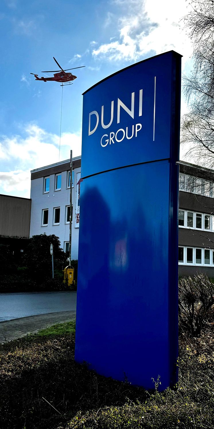 Duni GmbH_Helikopter bringt Hallenlüftung 0.jpg