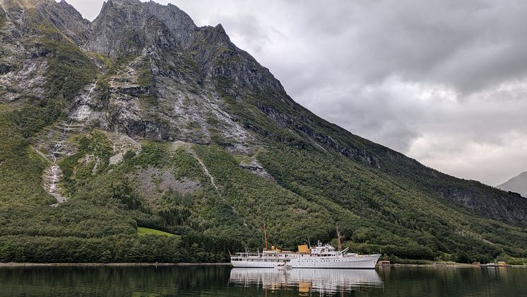 The Royal Yacht in Hjørundfjord, photo Jørn Nydahl.jpg
