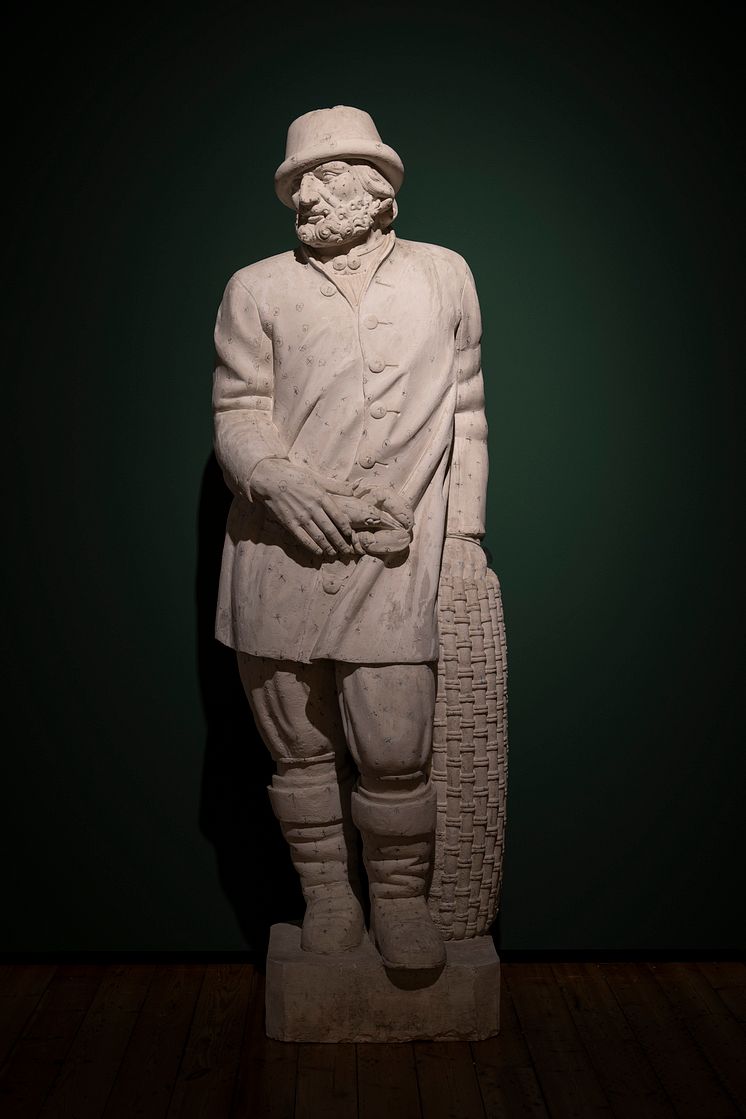 Foto fra utstillingen på Kode: Gipsavstøpning av statue i Nordmandsdalen park «Hummerfisker fra Karmøy». Foto: Thor Brødreskift.