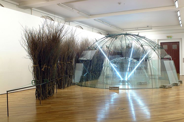 Fattig kunst – rik arv. Mario Merz, Forskyvninger av jorden og månen på en akse / Movements of the Earth and the Moon on an Axis / Spostamenti della terra e della luna su un asse, 2002
