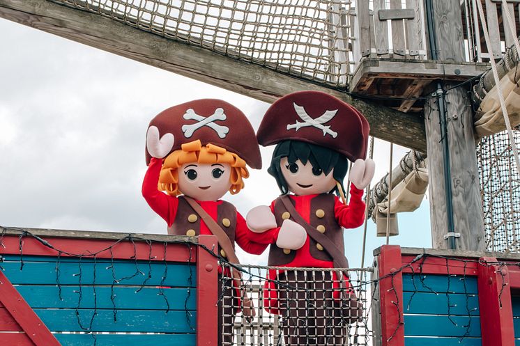 Pia und Lotte auf dem Piratenschiff im PLAYMOBIL-FunPark