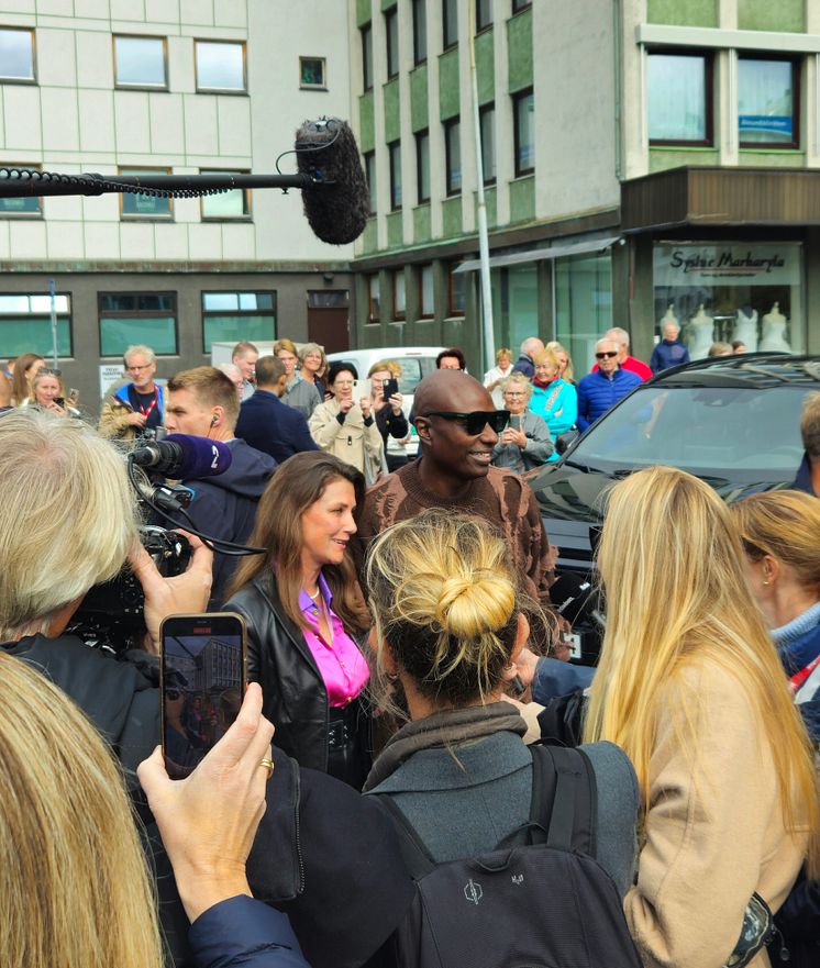 Martha Louise and Durek Verrett meeting press in Ålesund 3008 photo Helen Siverstol.jpg