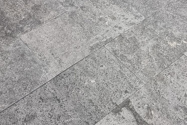 Kalksten grågrafit 60x30xca1 cm borstad_flera-plattor.jpg