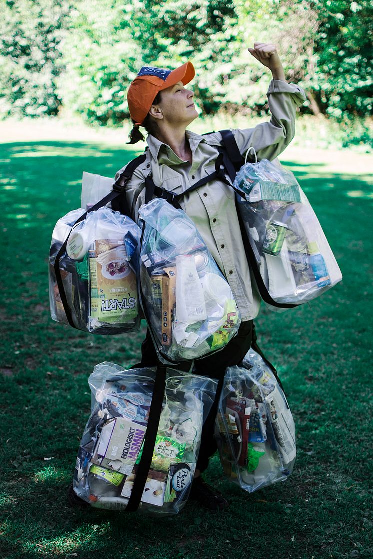 Kom och träffa Sop-Sune på Green corner. Han bär en månads förpackningar och engångs, det vill säga 15 kg. 