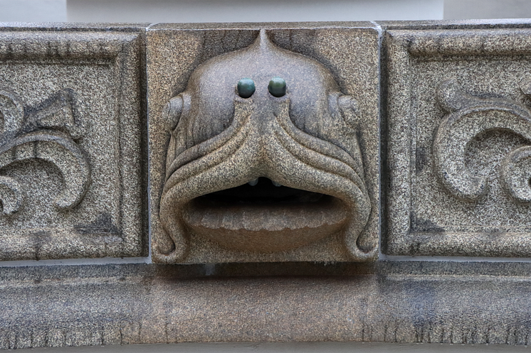 Järntorgsbrunnen, detalj på vattenkarets utsida Bild Göteborgs Stad.png