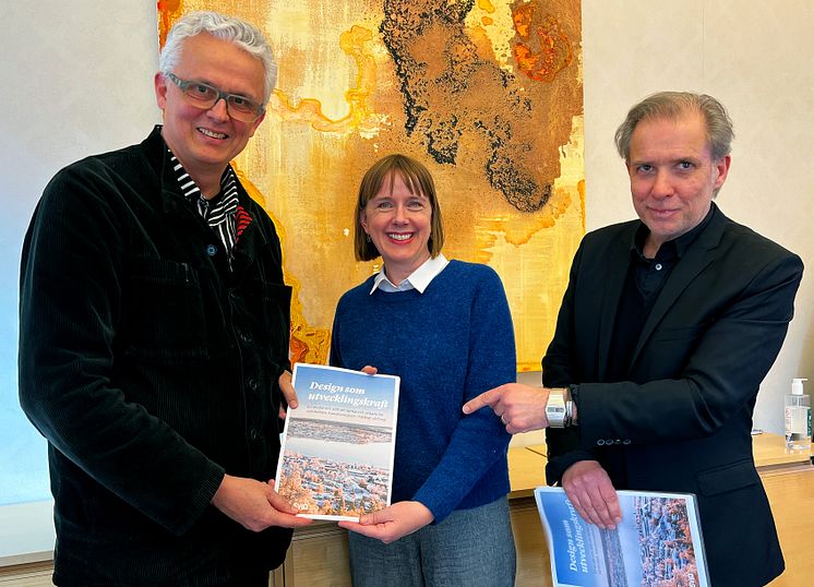 Mats Widbom, vd Svensk Form, och Jonas Olsson, vd SVID, lämnar över rapporten till Sophia Laurin, departementsråd och enhetschef för enheten för kulturarv och livsmiljö, Kulturdepartementet.