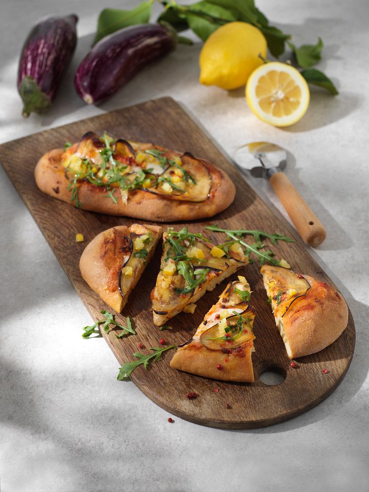 Glutenfri pinsa med aubergine, inlagda citroner och rosépeppar.jpg