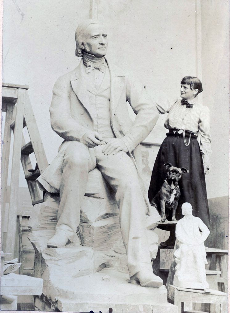 Ambrosia Tønnesen poserer ved siden av J.C. Dahl modellert i leire, Paris 1901. ©Synnøve des Bouvrie