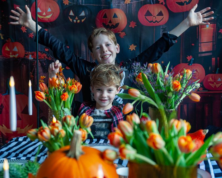 Halloweenfest med tulpaner och pumpor i dukning