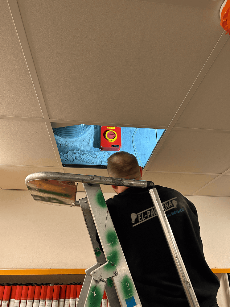 Elpågarna_säkerhetsbrytare ovan undertak.png