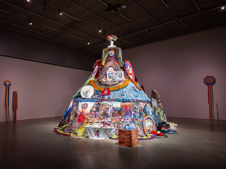 Valeria Montti Colque, installationsvy Cosmonación – Modersberget, Bonniers Konsthall, 2025.