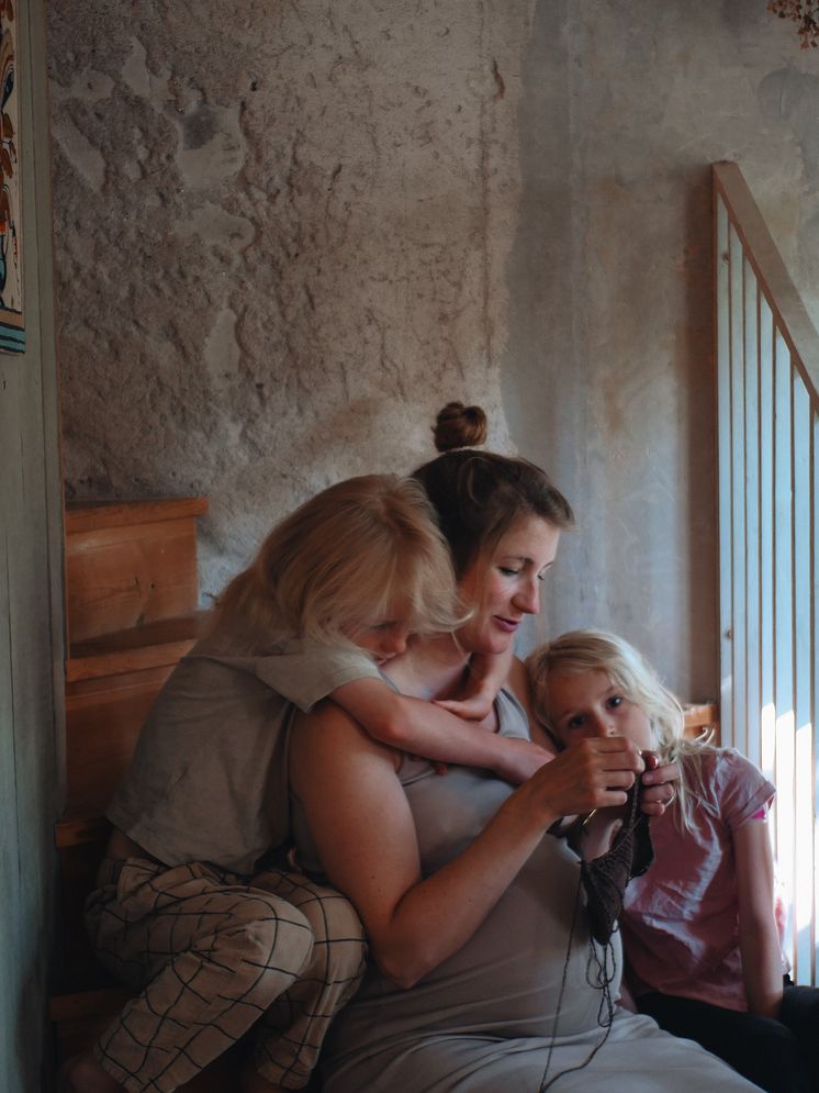 Maja Säfström med stickning - Fotograf: Daniel Widman  .jpg